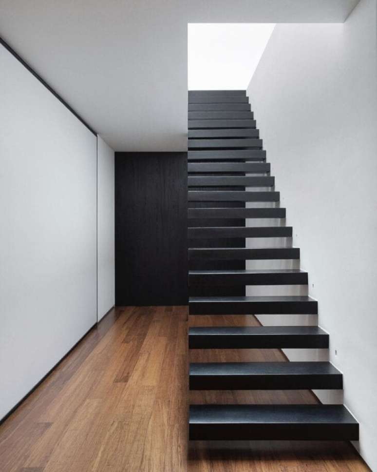 25. Escadas modernas pretas na casa com piso de madeira – Foto Studio Guilherme Torres