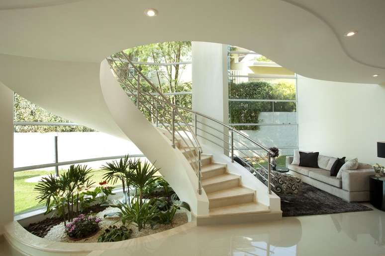 11. Casa grande com escadas modernas e jardim de inverno aconchegante – Foto Arquiles Nicolas Kilaris