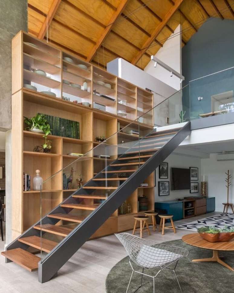 30. Sala conceito aberto com escadas modernas de madeira e vidro – Foto Arkitito