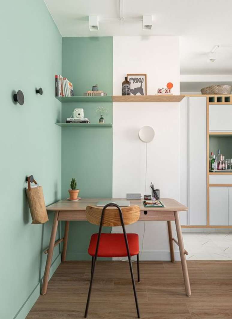 67. Decoração verde pastel com cadeira vermelha – Foto Casa e Jardim