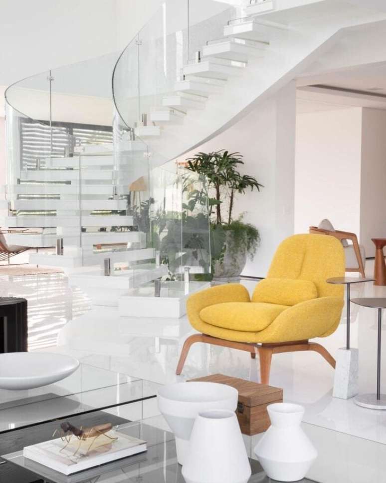 35. Sala branca com escadas modernas de vidro e porcelanato &ndash; Foto MN Interiores
