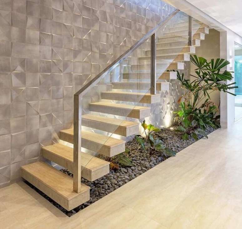 37. Jardim de inverno embaixo das escadas modernas – Foto Delmondes Arquitetura