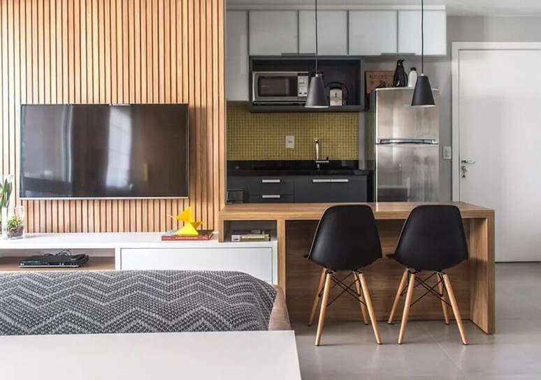 9. Casa conceito aberto decorada com painel de madeira ripado para tendências de decoração de 2022 – Foto: Danyela Corrêa