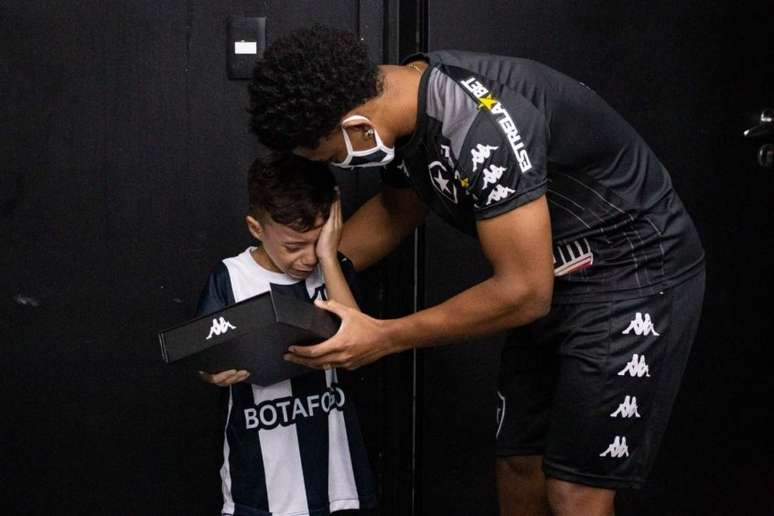 José Lucas se emociona com Warley no Botafogo (Foto: Mariana Sá)