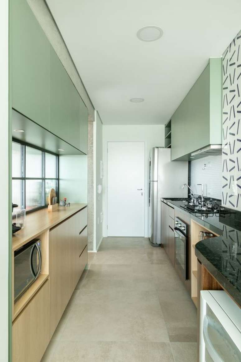 56. Cozinha com armários verde pastel e de madeira – Foto Estudio Minke