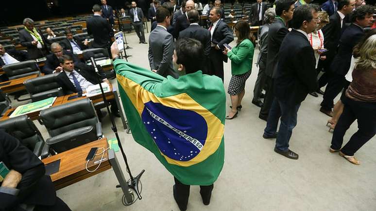 Usar a bandeira como 'roupagem' é proibido pela legislação, sendo considerado 'manifestação de desrespeito'