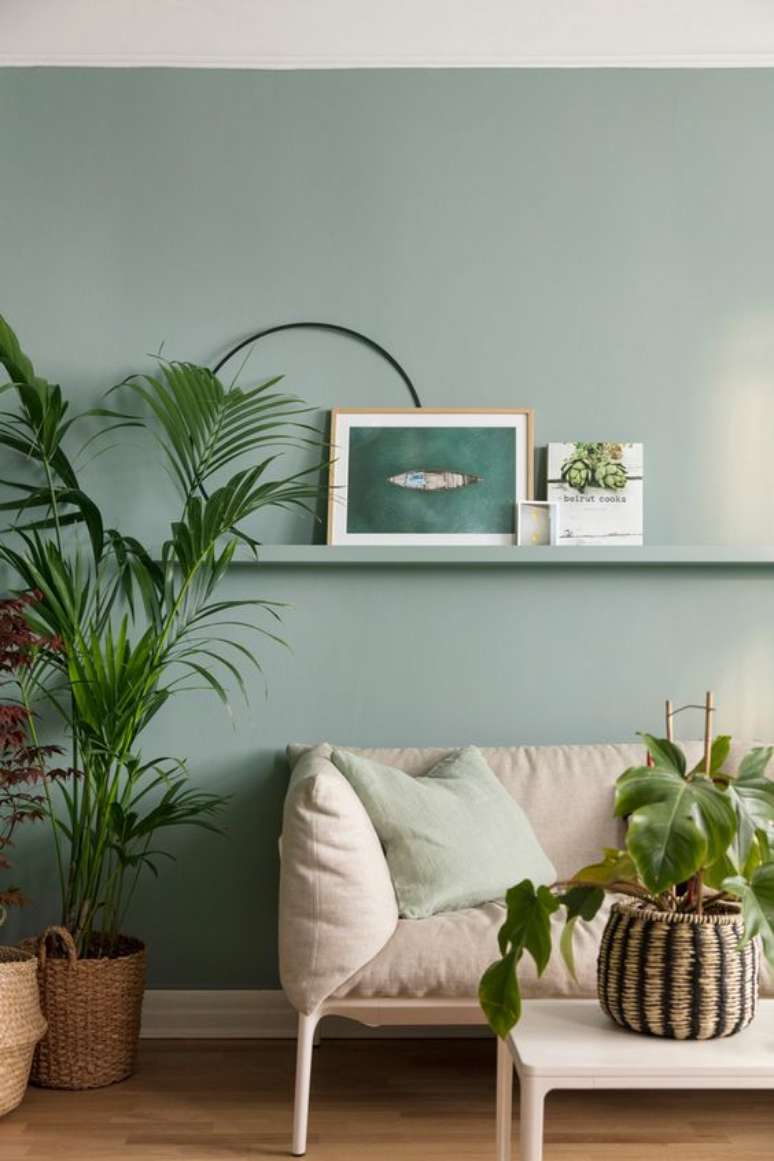 34. Sala com parede verde pastel e sofá bege – Foto Jotun Lady