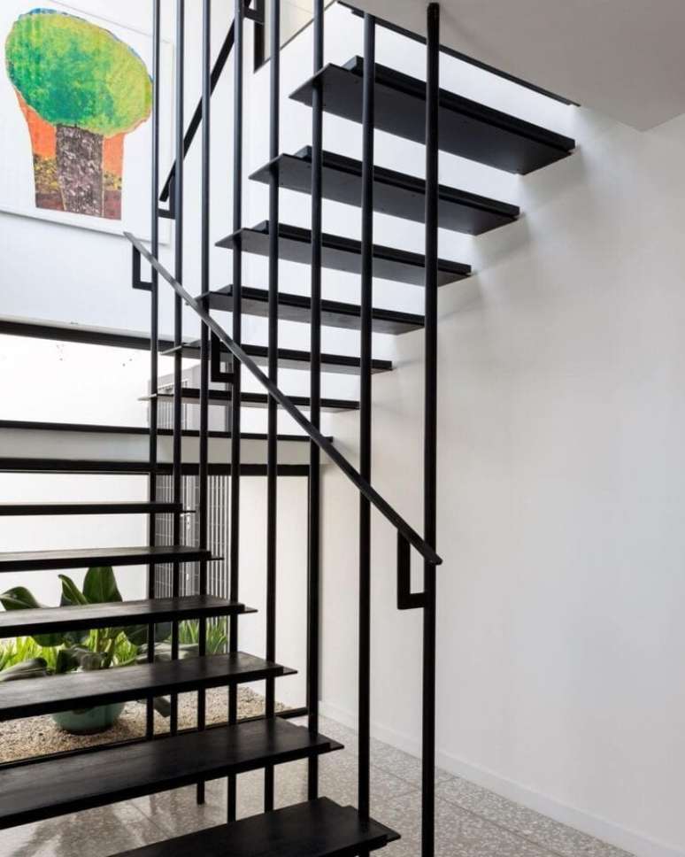 43. Sobrado com escadas modernas pretas e jardim de inverno embaixo &ndash; Foto DT Estudio