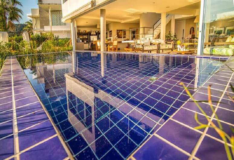 10. Piscina de concreto armado para &aacute;rea externa de casa moderna &ndash; Foto: habitissimo