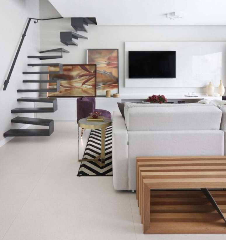 29. Sala de estar com escadas modernas pretas em contraste com o ambiente branco – Foto Felipe Luciano Estudio