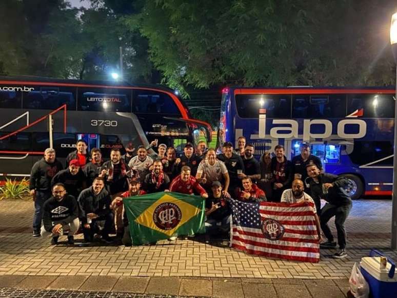 Cocito, de branco entre as bandeiras, e seus amigos antes de pegarem o ônibus (Foto: Arquivo Pessoal)