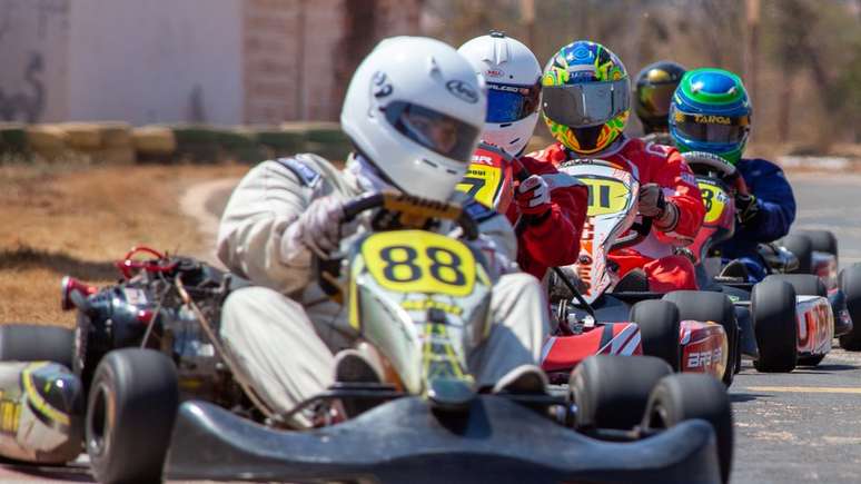 Dimy (com o kart de n&uacute;mero 88) participou do primeiro campeonato de kart meses atr&aacute;s