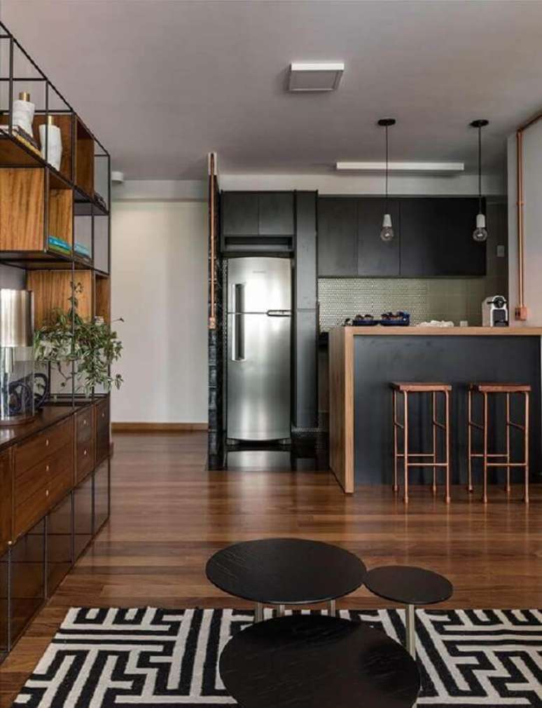 6. Cozinha preta para apartamento pequeno decorado com estilo urbano – Foto: Estúdio AMF Arquitetura