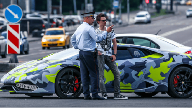 Maksim Yakubets em frente a um Lamborghini customizado