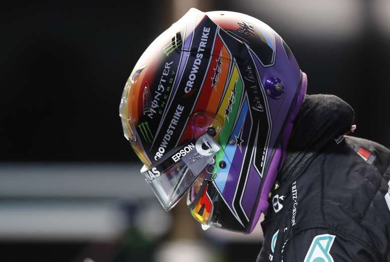 Hamilton usa capacete com cores do arco-íris antes do GP do Catar
