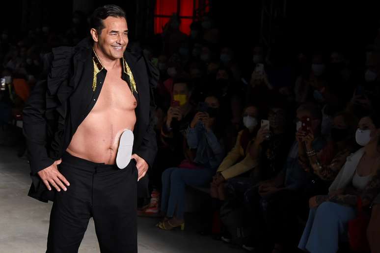 Luciano Szafir com bolsa de colostomia em desfile na SPFW