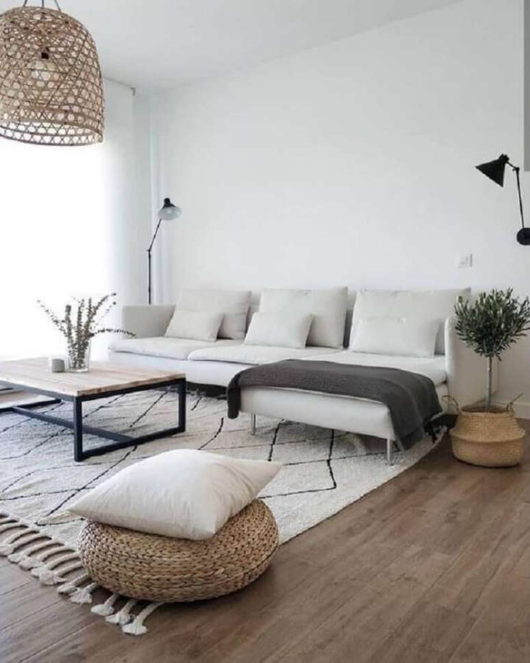 2. Tendências de decoração de 2022 com decoração minimalista para sala de estar – Foto: Apartment Therapy