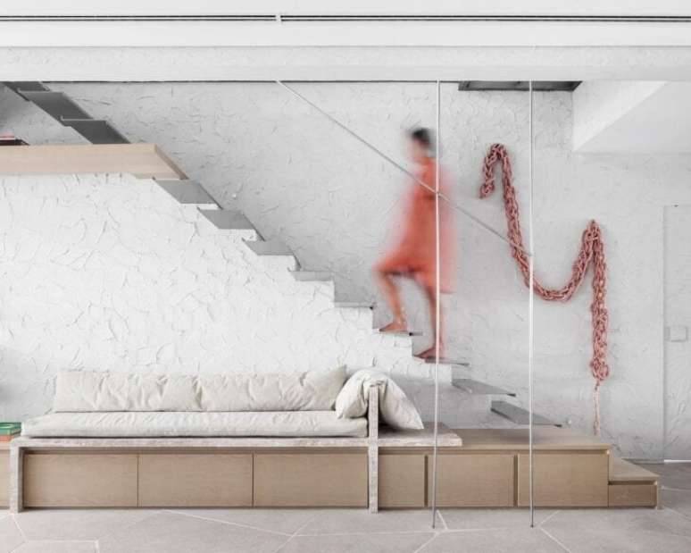 34. Escadas modernas com mini sofá embaixo – Foto Felipe Arquitetura