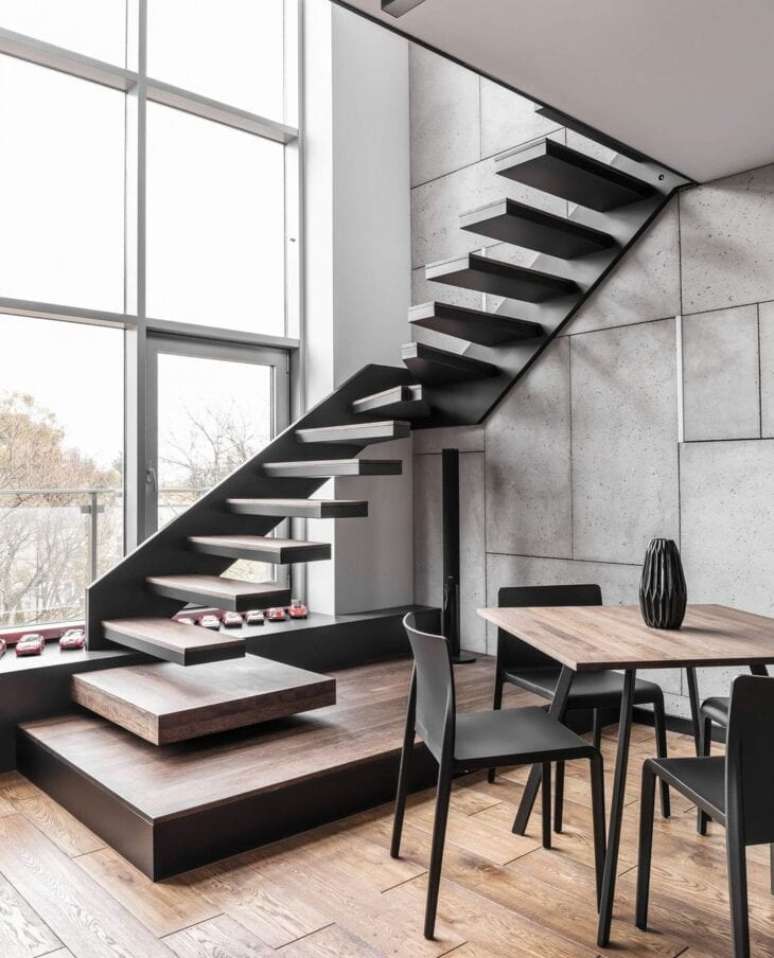 24. Escadas modernas perto das janelas de vidro iluminadas &ndash; Foto Zona Archi