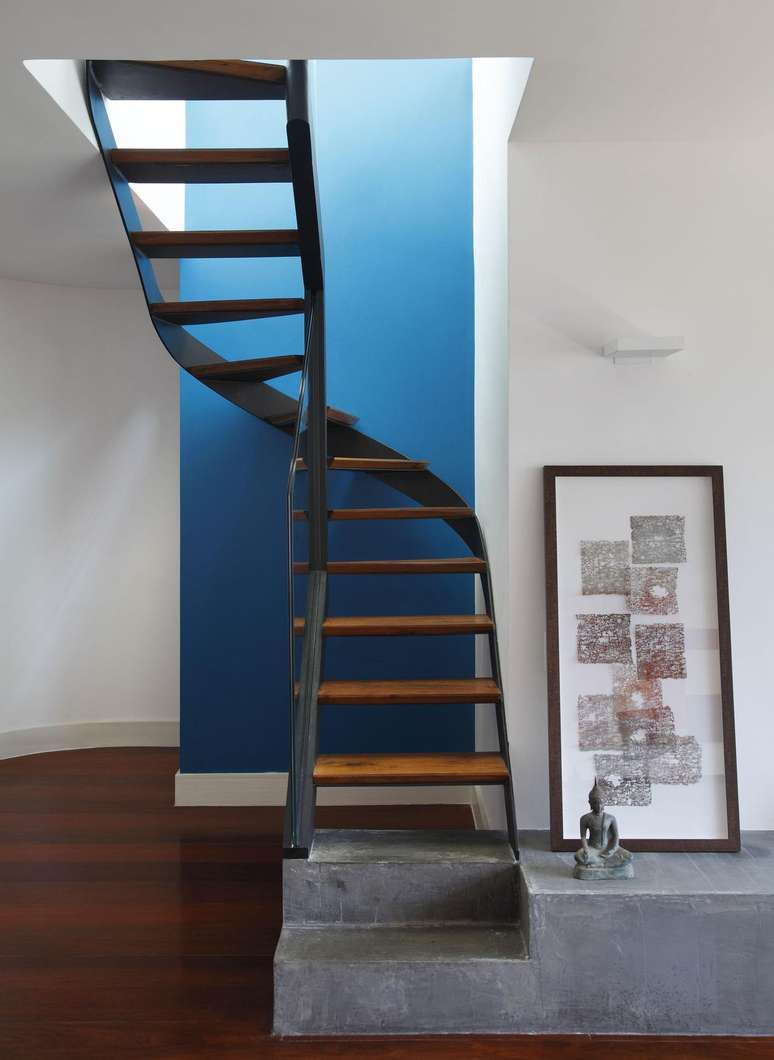 68. Escadas modernas de ferro e madeira para sala de estar azul e cinza – Foto Escala Arquitetura