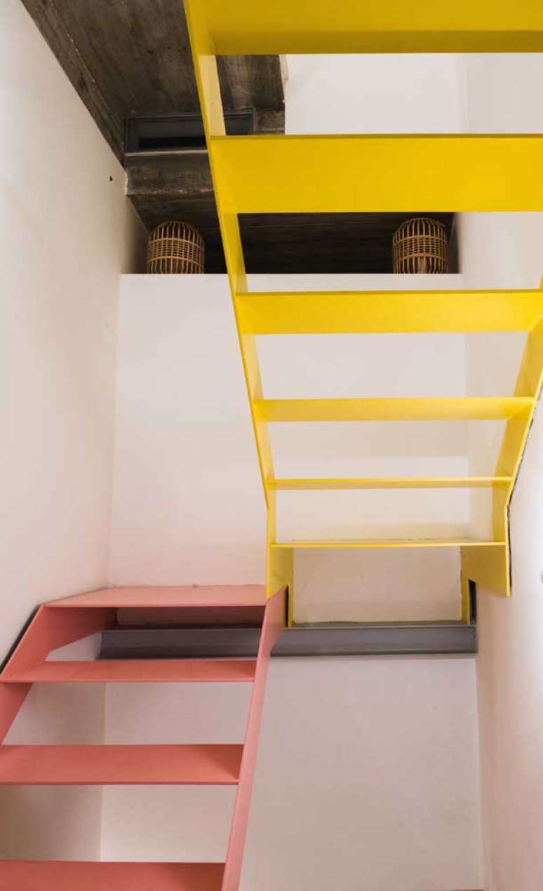 18. Escadas coloridas s&atilde;o modernas e alegram a casa &ndash; Foto Decor Facil