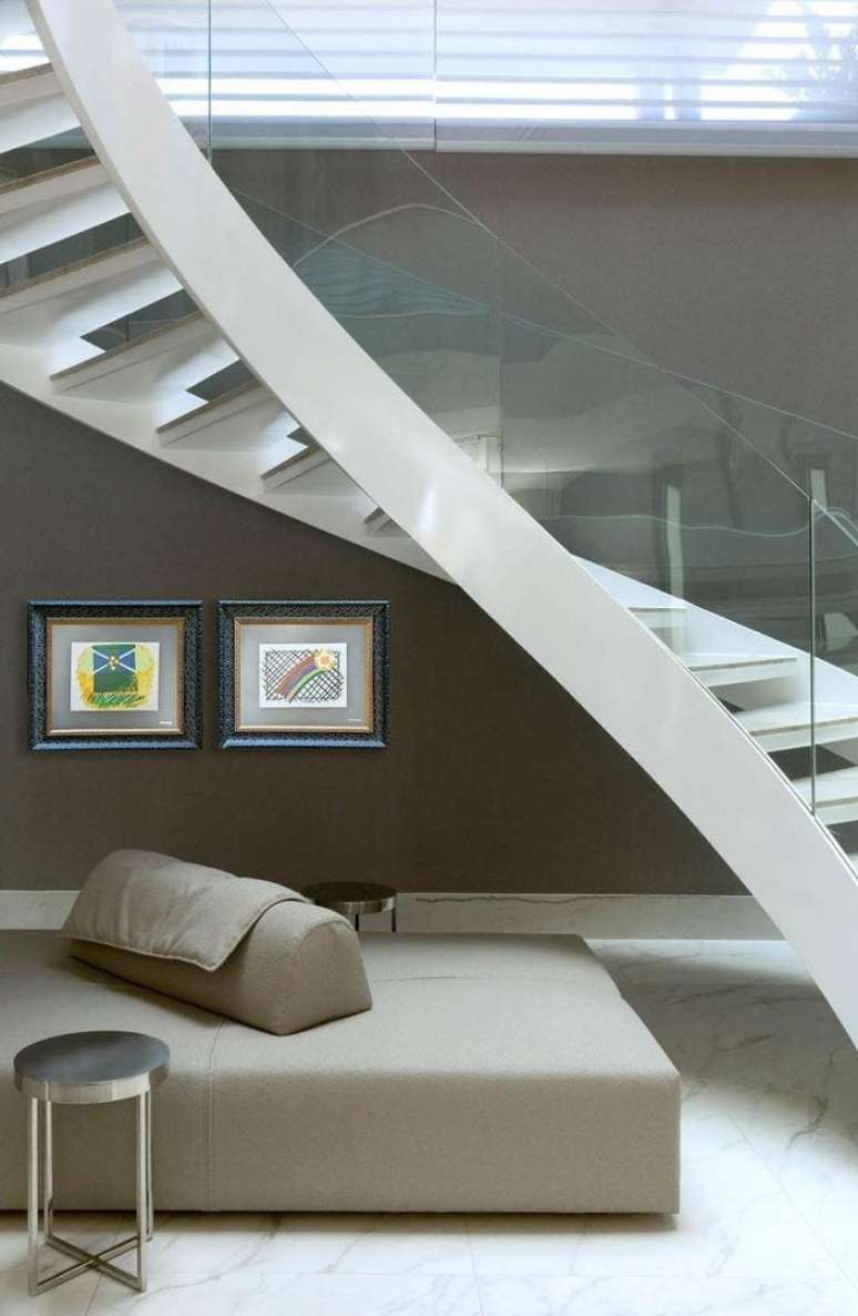 57. Escadas modernas com sofá bege embaixo – Foto Patrícia Neto Arquitetura