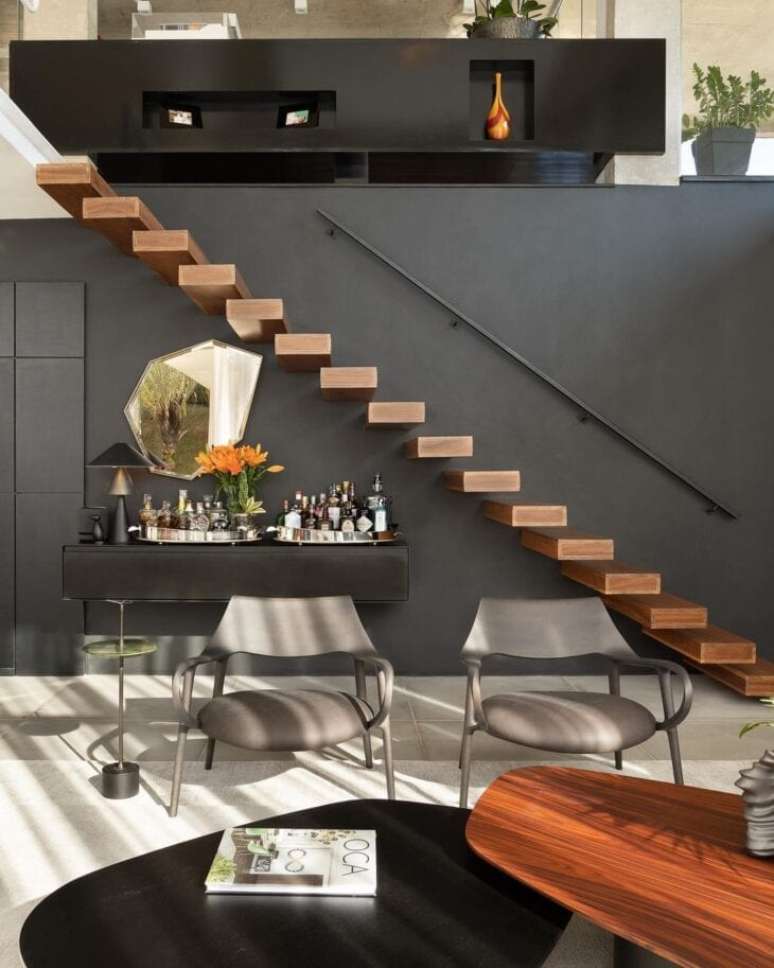 7. Escadas modernas com mini bar embaixo com diversas bebidas – Foto Pedro Paulo Pacheco