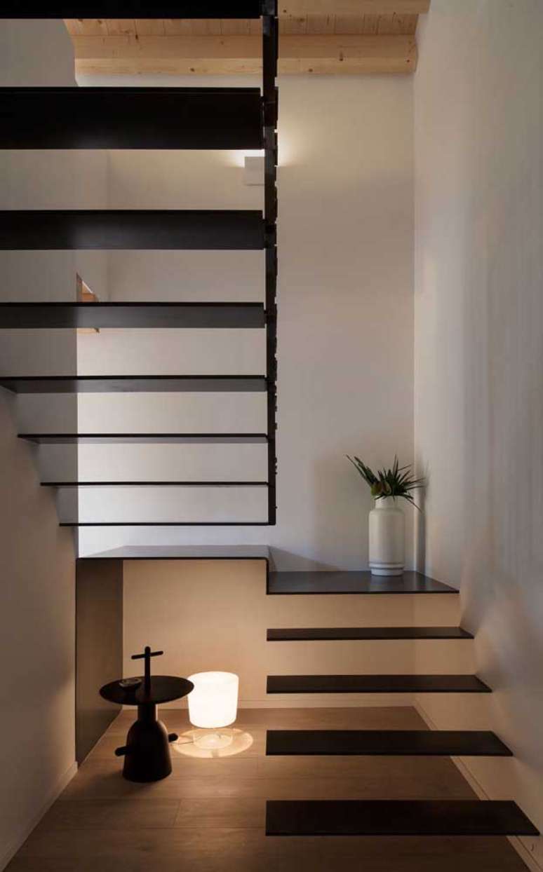 67. Escadas modernas de ferro para decoração pequena e aconchegante – Foto Decor Facil