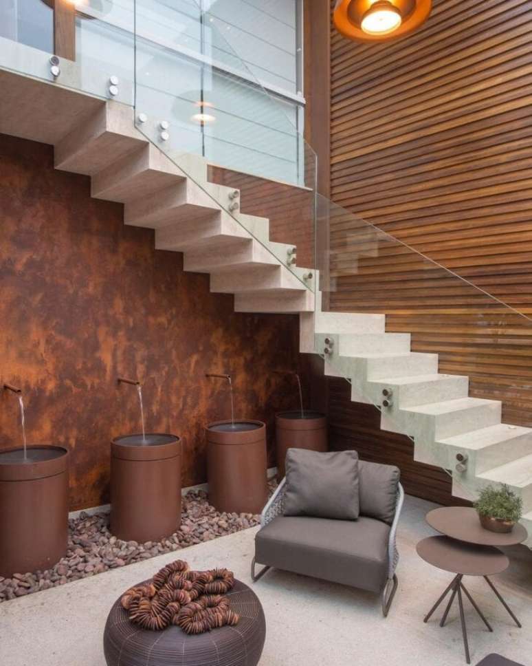 49. Decoração com escadas modernas e espaço confortável embaixo – Foto Claudia Pimenta