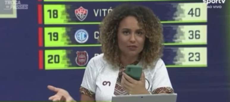 Com camisa do Observatório da Discriminação Racial no Futebol, Karine Alves falou sobre o julgamento do Brusque no STJD por ataques racistas ao meia Celsinho, do Lundrina(Reprodução / SporTV)