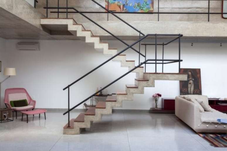 60. Escadas modernas de concreto com guarda corpo de ferro preto – Foto CR2 Arquitetura
