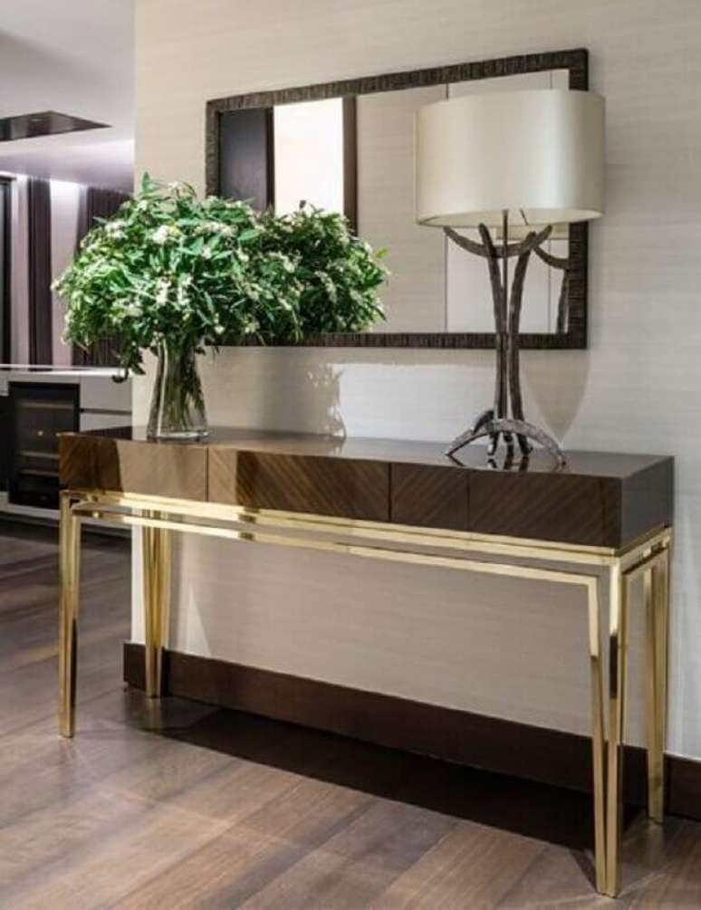 14. Detalhe dourado em aparador para decoração com tendências de 2022 – Foto: LuxDeco