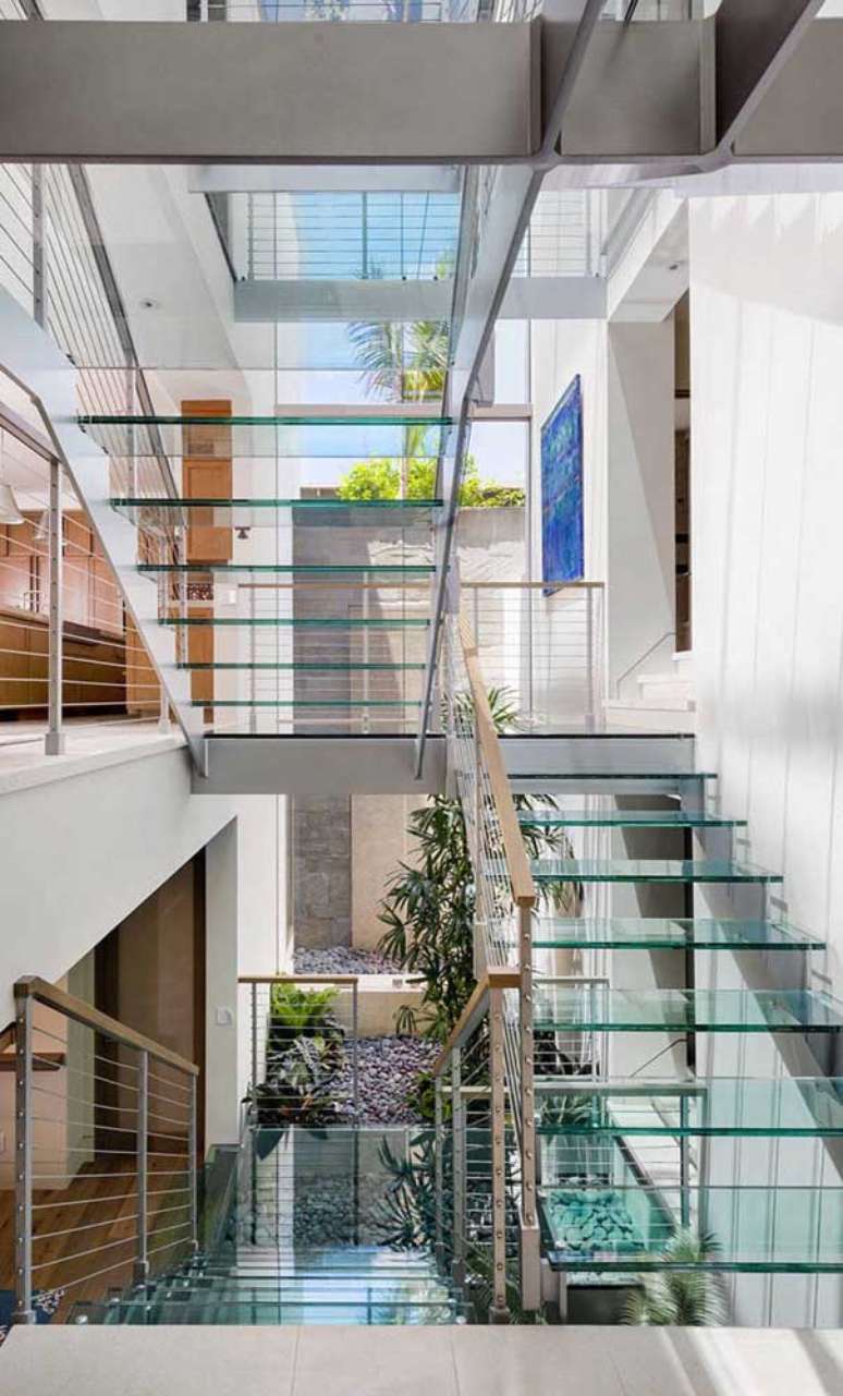 17. Escadas modernas de vidro para casa pequena – Foto Decor Facil