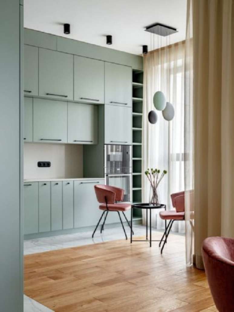 59. Cozinha pequena com armários verde pastel – Foto Indizajn