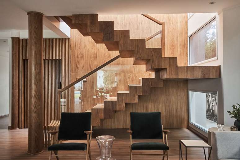 28. Sala de estar de madeira com escadas modernas iluminadas – Foto Piloni Arquitetura