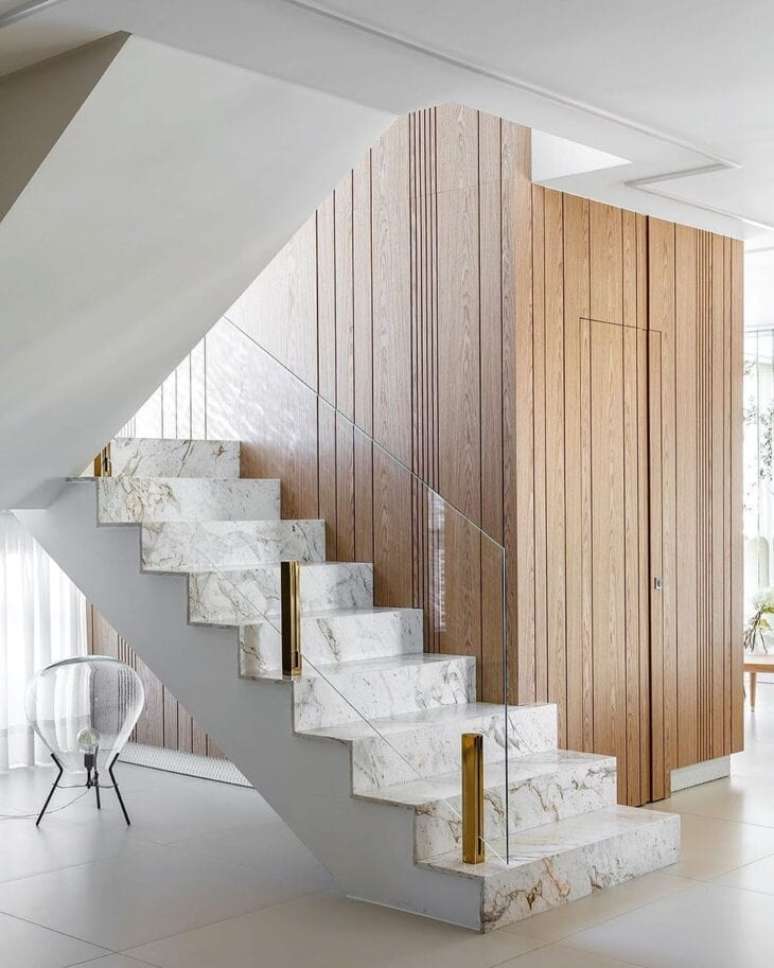 20. Escadas modernas de mármore com detalhes em dourado luxuosos – Foto Casa Sobrado