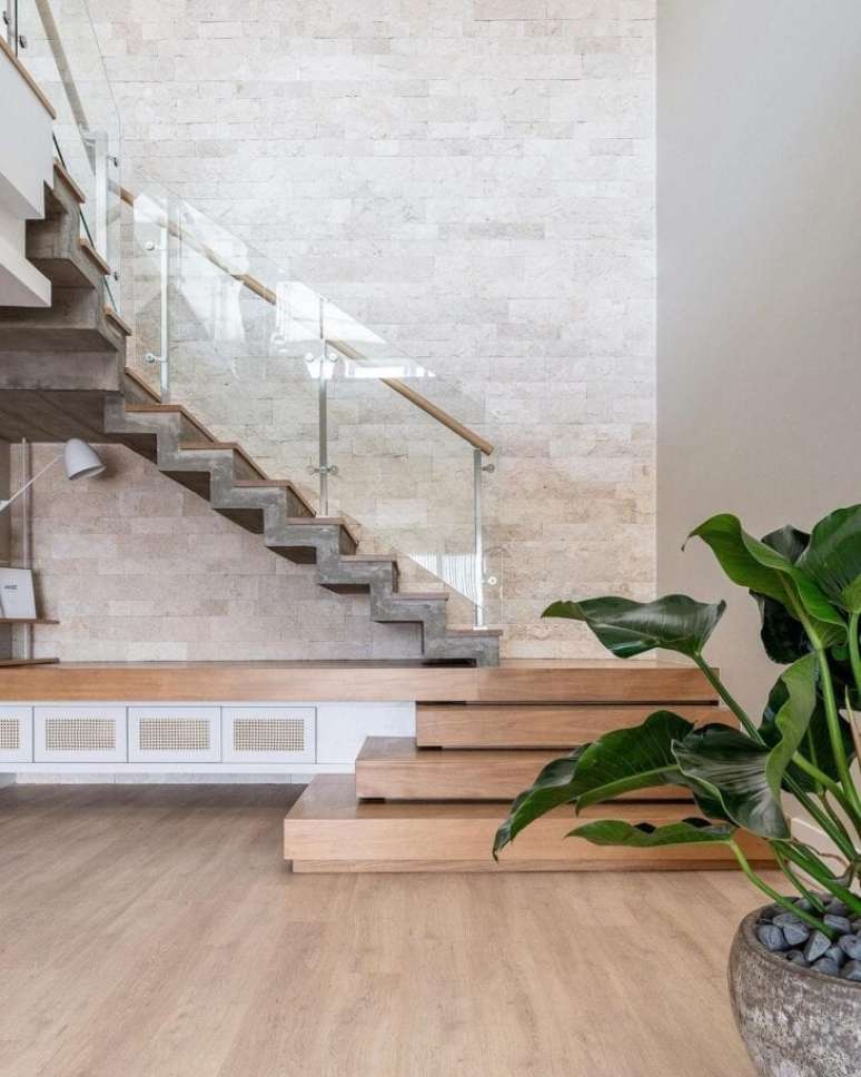 50. Decoração com escadas modernas de madeira e plantas nos cantos – Foto Studio Colnaghi