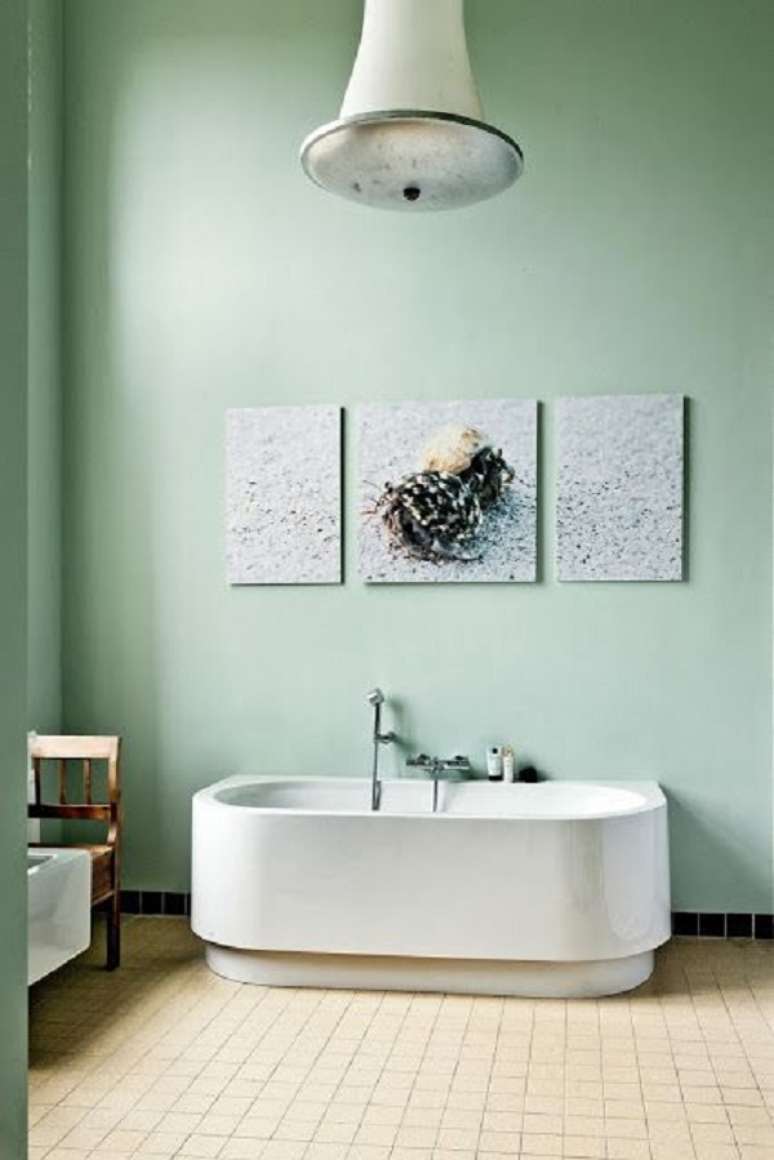 46. Banheiro com parede verde pastel e banheira branca – Foto Decor Demon