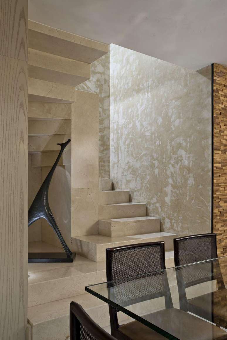48. Decore as escadas modernas com lindos enfeites e esculturas – Foto Gislene Lopes