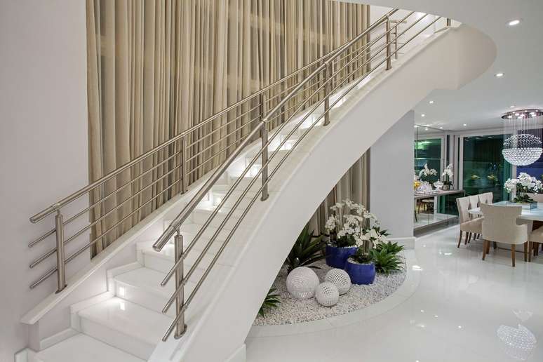 9. Escadas modernas para casas luxuosas com guarda corpo de ferro prateado – Foto Arquiles Nicolas Kilaris