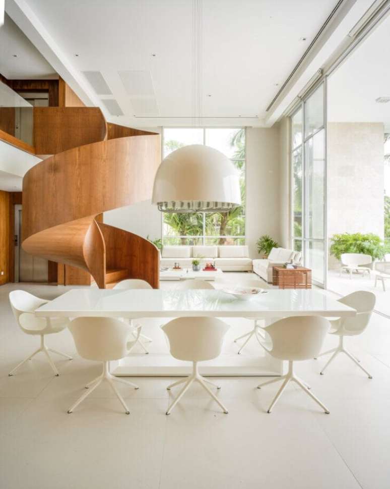 8. Sala branca com escada de madeira moderna em formato de caracol – Foto Roberto Migotto