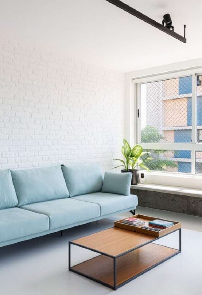 18. Sofá azul pastel para decoração de sala minimalista com tendências de 2022 – Foto: Casa Vogue