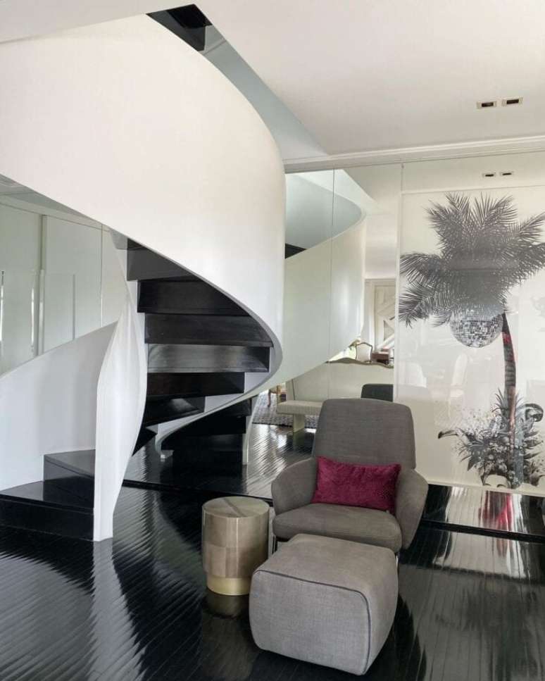 16. Escadas modernas em caracol branca e preta com poltrona cinza &ndash; Foto Roberto Migotto