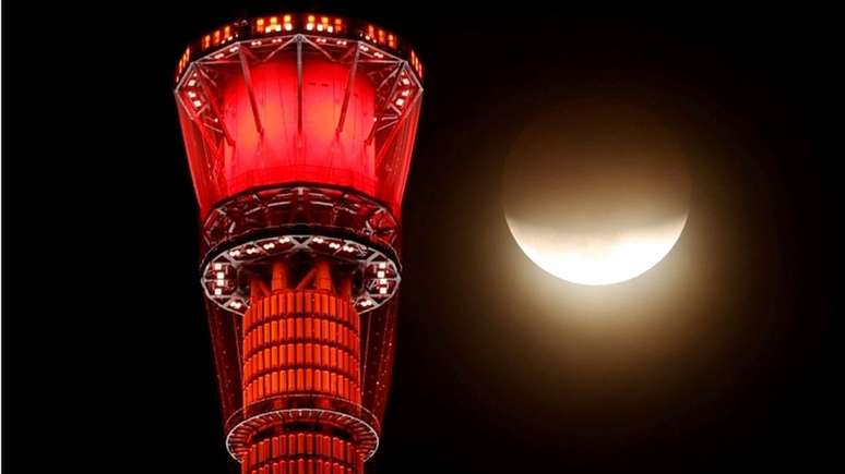 Eclipse lunar parcial em Tóquio; em primeiro plano, torre de observação Skytree
