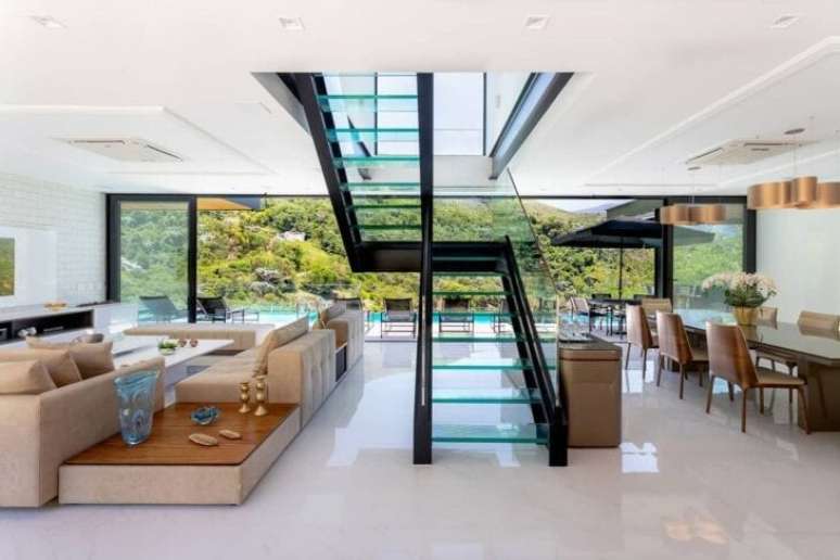 19. Escadas modernas de vidro e ferro na casa de conceito aberto – Foto Oficina Mobar