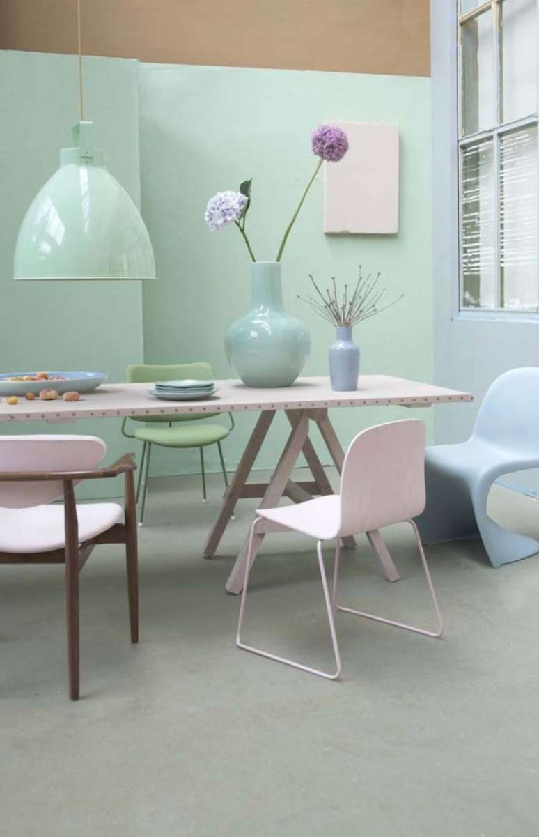 32. Sala com parede verde pastel e mesa rosa claro – Foto Decor Facil
