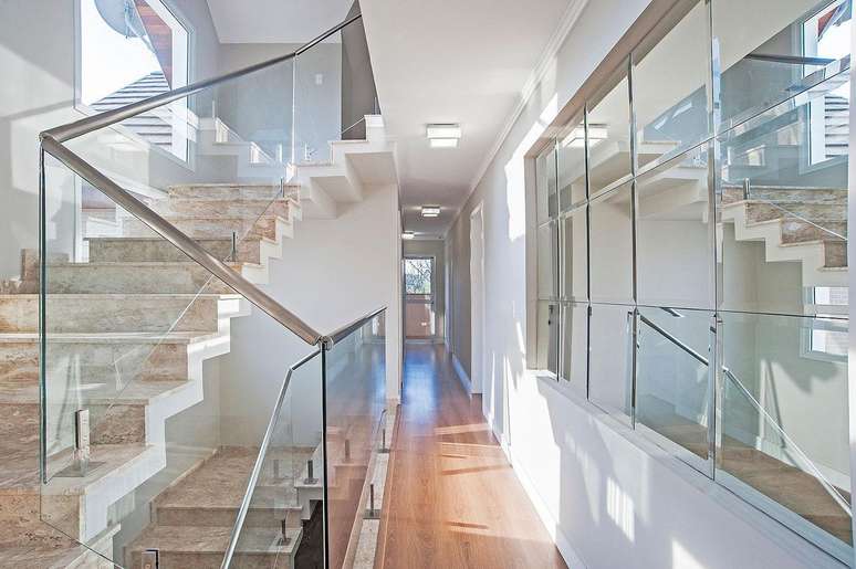 44. Sobrado iluminado com escadas modernas mármore – Foto Patricia Azoni