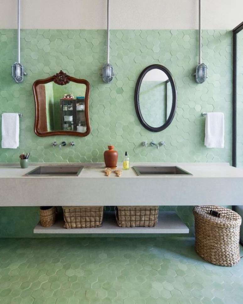 28. Revestimento verde pastel hexagonal no banheiro moderno – Foto Pinterest