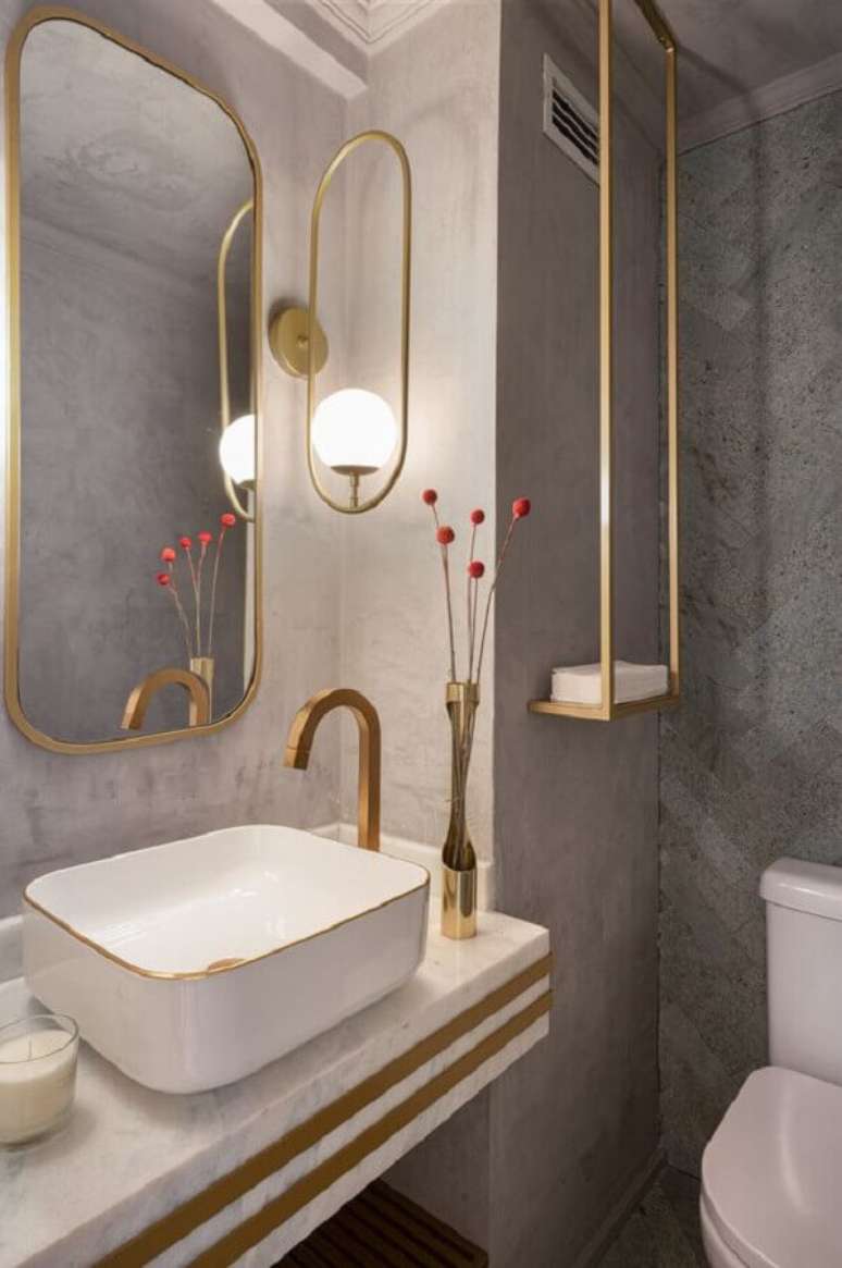 5. Tendências de 2022 com detalhes dourados para decoração de banheiro – Foto: Beatriz Quinelato Arquitetura