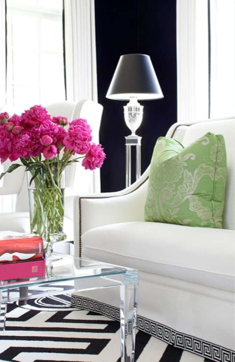 41. Tecido para almofada verde pastel e sofá bege – Foto Pinterest